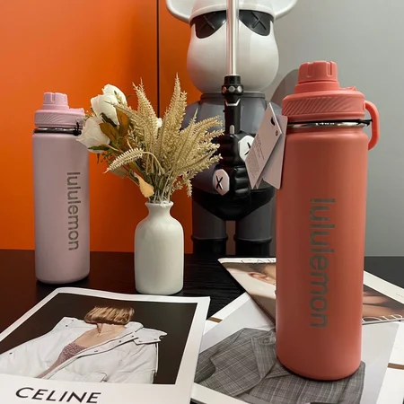 赤オレンジ色 lululemon バックトゥライフ 水筒 710ml。スポーツやアウトドアに最適な高品質な水筒。