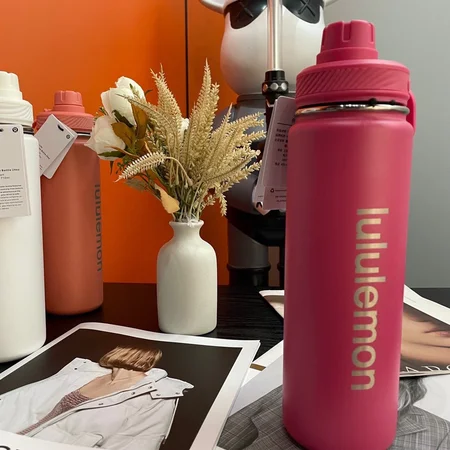 枚紅色 lululemon バックトゥライフ スポーツボトル 710ml。ジムやアウトドアで活躍する高品質なスポーツボトル。