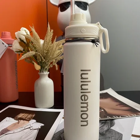 白色 lululemon バックトゥライフ スポーツボトル 710ml。ジムやアウトドアで使用するシンプルで高性能な水筒。