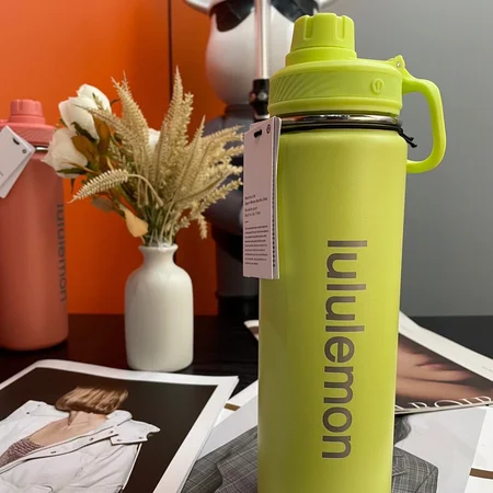 蛍光黄 lululemon バックトゥライフ スポーツボトル 710ml。ジムやアウトドアで活躍する鮮やかな色合いの高機能水筒。