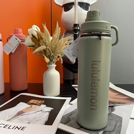 緑洲ブルー lululemon バックトゥライフ スポーツボトル 710ml。ジムやアウトドアで使用する爽やかな色合いの高機能水筒。