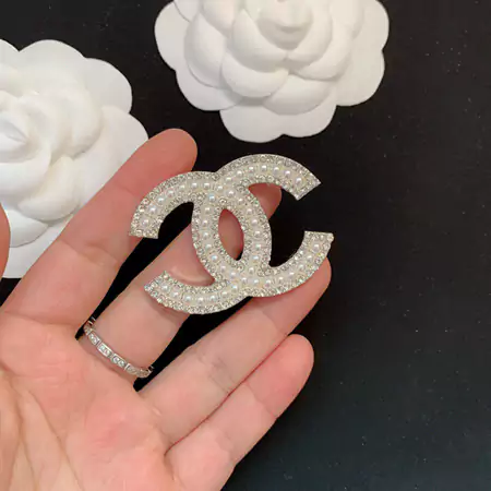 Chanel ラインストーン入れ ブローチ