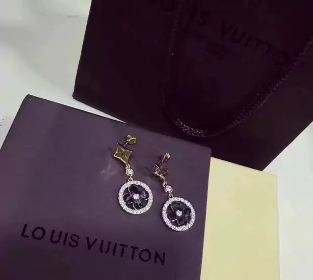 Louis Vuitton ピアス 非対称