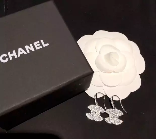 Chanel ピアス ラインストーン付き