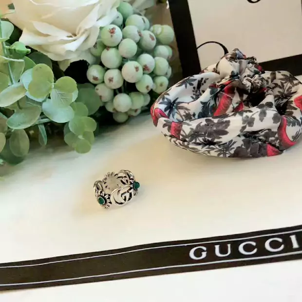 gucci ピンキーリング リベットデザイン