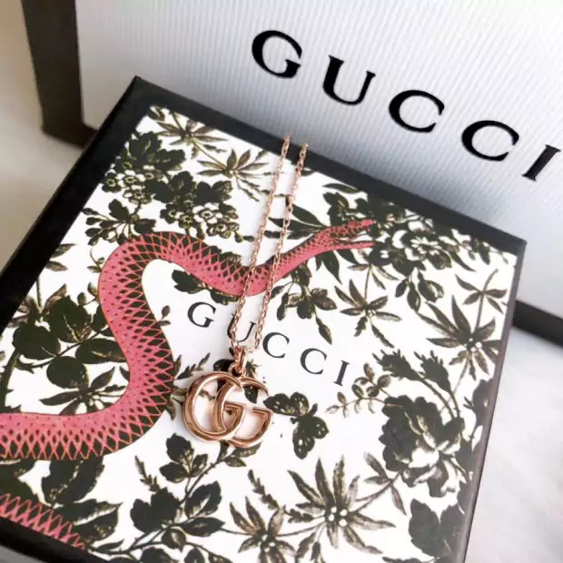 Gucci セーターチェーン エレガント 上品 