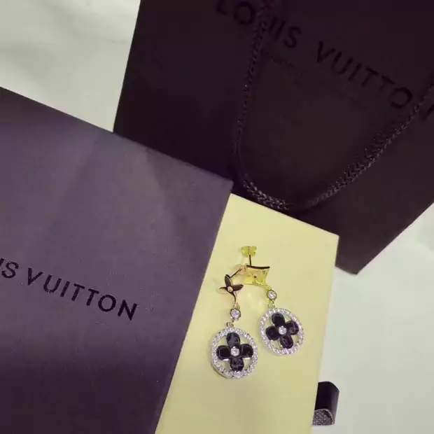 Louis Vuitton ピアス 非対称