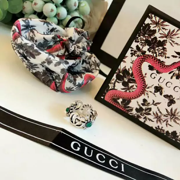 gucci ピンキーリング リベットデザイン