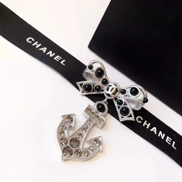 Chanel ブローチ 蝶結び アンカー形，ラインストーン付き chanel 定番 真珠 CCマーク ブローチピン，襟元飾り パール レディースアクセサリー