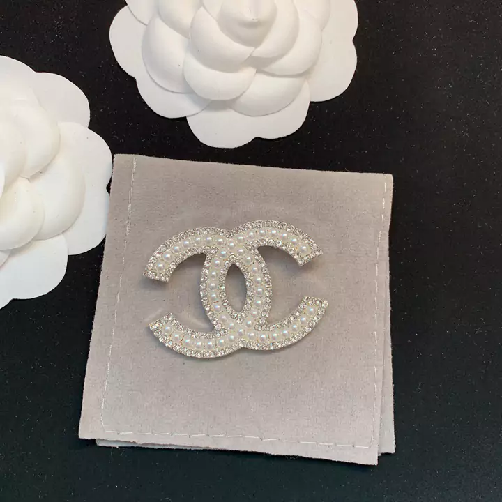 Chanel ラインストーン入れ ブローチ