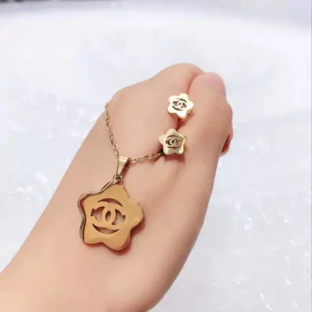 CHANEL ネックレス バラ フェード防止