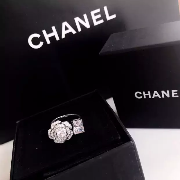 超人気アクセサリー chanel