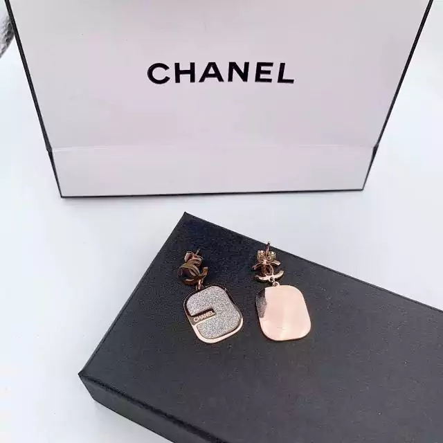 Chanel ピアス 香水瓶形 お洒落 チタン鋼 つや消し