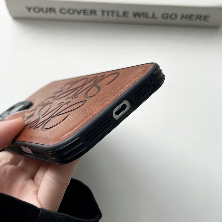 ロエベ アイフォーン17ケース 一体型