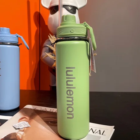 薄荷绿 lululemon バックトゥライフ スポーツボトル 710ml。爽やかな薄荷绿カラーの高機能スポーツボトル、ジムやアウトドアに最適。