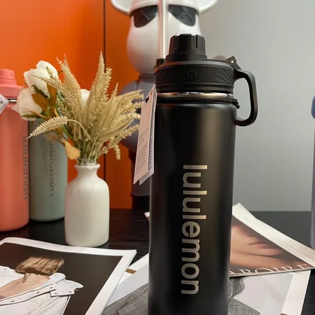 lululemon バックトゥライフ スポーツボトル 710ml。高機能でスタイリッシュな水筒、アウトドアやジムに最適。